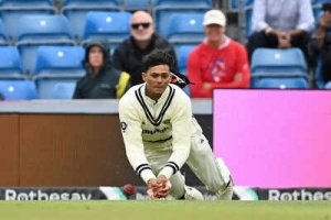 Yashasvi Jaiswal's Fielding Under Fire: Old Catching Errors Resurface After Headingley Test
hoặc
Jaiswal's Fielding Struggles Intensify: Video of Dropped Catches at MCG Emerges Amid Headingley Criticism