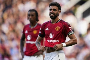 'The referee didn't apologise': Manchester United skipper Bruno Fernandes 'upset' after Premier League draw at Fulham