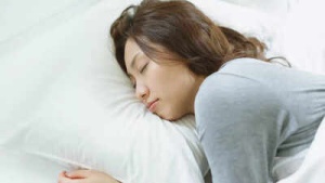 Pillow Prints: Are Your Sleep Creases a Sign of Premature Aging? Expert Tips to Prevent Sleep Wrinkles