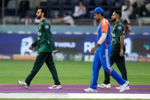 Kapil Dev Urges Focus on Cricket Amid India-Pakistan Asia Cup Trophy Snub
Hoặc:
Kapil Dev: Keep Politics Out of Cricket After India's Asia Cup Win & Trophy Controversy
