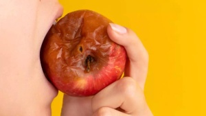 How to know if an apple is still good to eat and when to throw it away