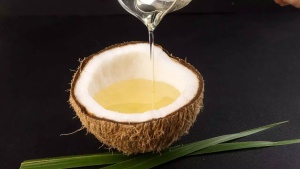Does coconut oil increase dandruff: The truth about coconut oil and scalp health