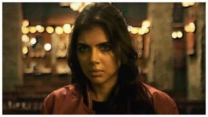 'Lokah: Chapter 1- Chandra' Shatters Records, Becomes First Malayalam Film to Hit ₹300 Crore Worldwide
Hoặc:
Kalyani Priyadarshan's 'Lokah: Chapter 1- Chandra' Makes History as First Malayalam Film to Surpass ₹300 Crore Globally