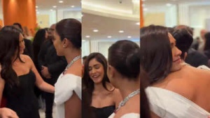 Priyanka Chopra's Words of Encouragement Move Mrunal Thakur to Tears at Mumbai Event: Watch!
Hoặc một lựa chọn khác:
Emotional Moment: Mrunal Thakur Sheds Tears During Heartfelt Exchange with Priyanka Chopra at Brand Launch.